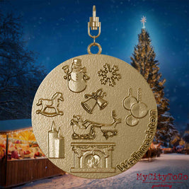 Halskette mit Drehwirbel und Vorderseite eines Schmuckanhängers aus vergoldetem Edelstahl, auf dem Reliefs bekannter Weihnachst- und Wintermotive abgebildet sind. Den Hintergrund bildet ein naechtliches Weihnachtsmotiv.