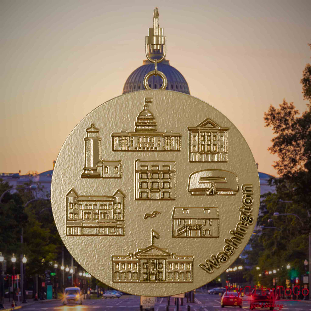 Halskette mit Drehwirbel und Rückseite eines Schmuckanhängers aus vergoldetem Edelstahl, auf dem Reliefs bekannter Sehenswürdigkeiten der Stadt Washington abgebildet sind. Den Hintergrund bildet eine Ansicht der Stadt Washington.
